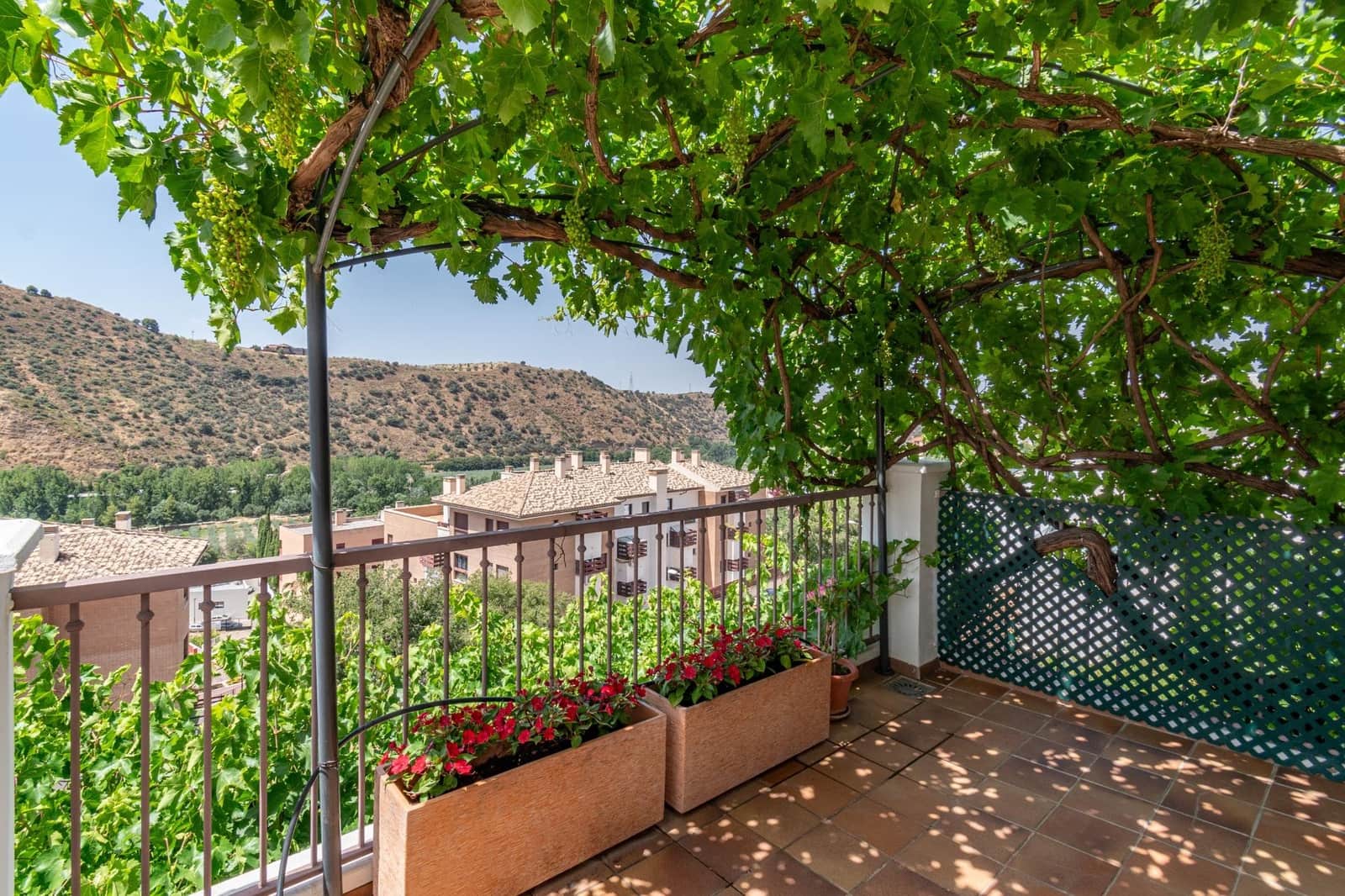 5 soverom Kjedet enebolig til salgs i Granada by med svømmebasseng garasje - € 410 000 (Ref: 9659412)