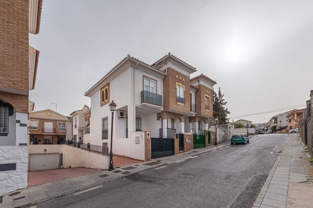 Adosado de 4 habitaciones en La Zubia en venta con garaje - 220.000 € (Ref: 9666470)