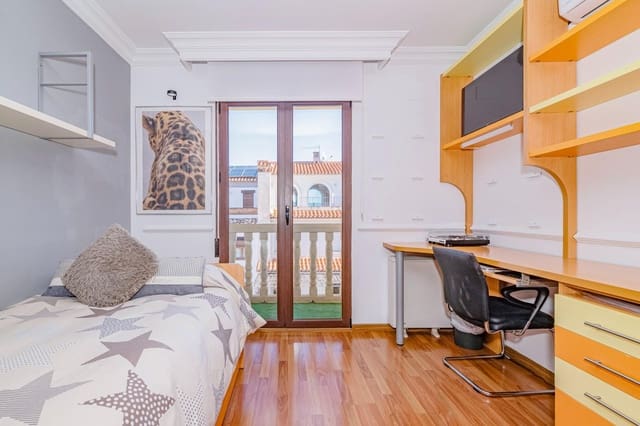 4 soveværelse Rækkehus til salg i La Zubia med swimmingpool garage - € 370.000 (Ref: 9679834)