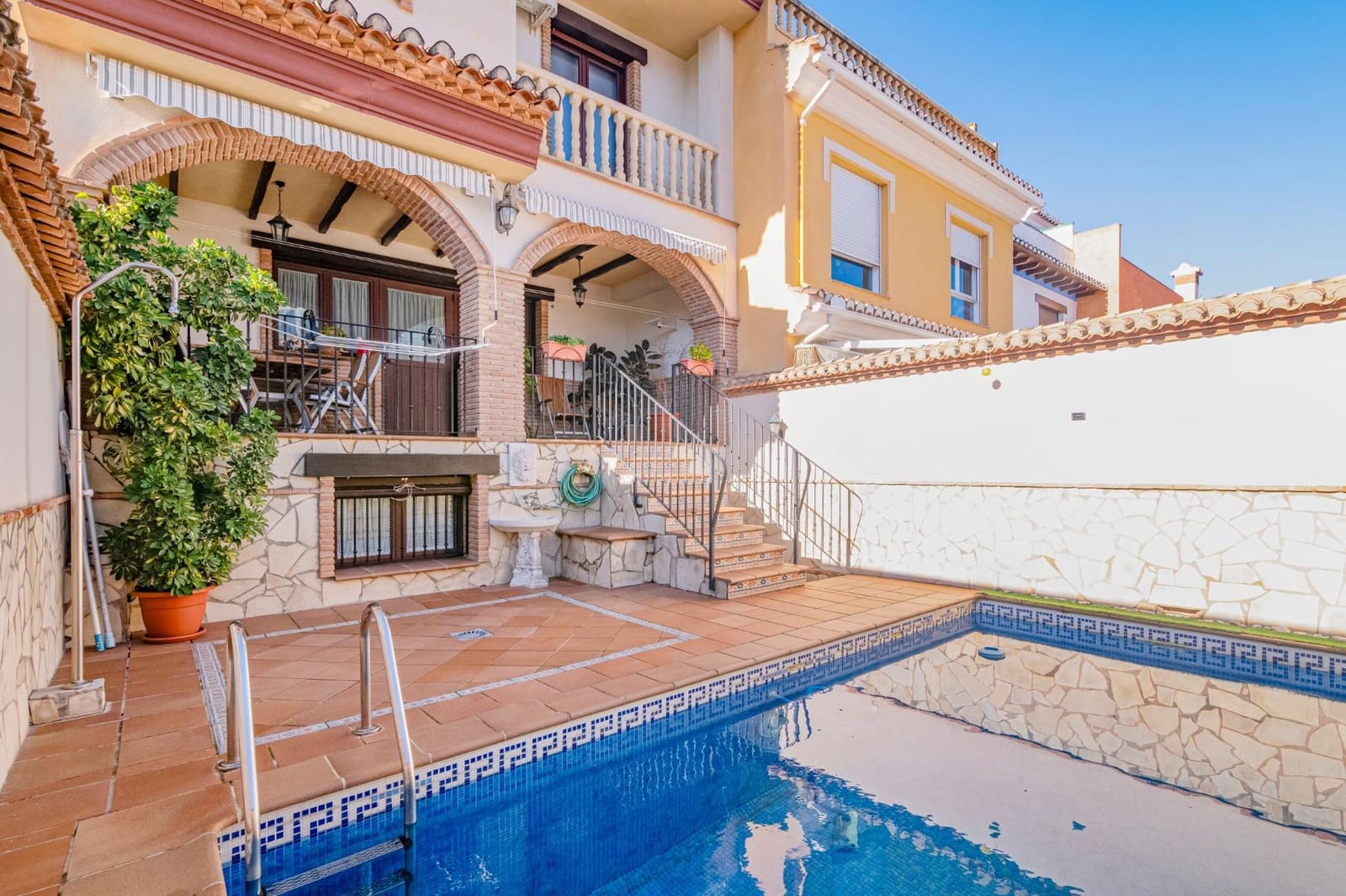 4 soveværelse Rækkehus til salg i La Zubia med swimmingpool garage - € 370.000 (Ref: 9679834)