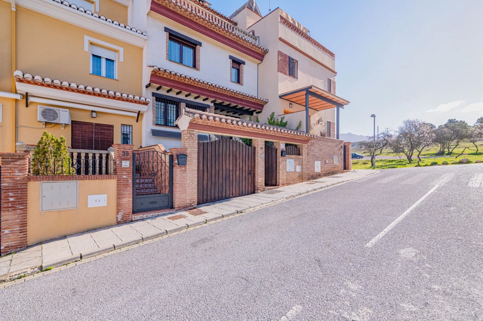 4 soveværelse Rækkehus til salg i La Zubia med swimmingpool garage - € 370.000 (Ref: 9679834)