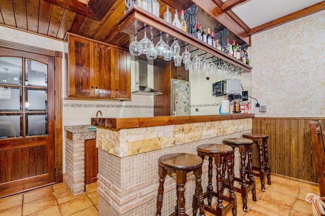 4 soveværelse Rækkehus til salg i La Zubia med swimmingpool garage - € 370.000 (Ref: 9679834)