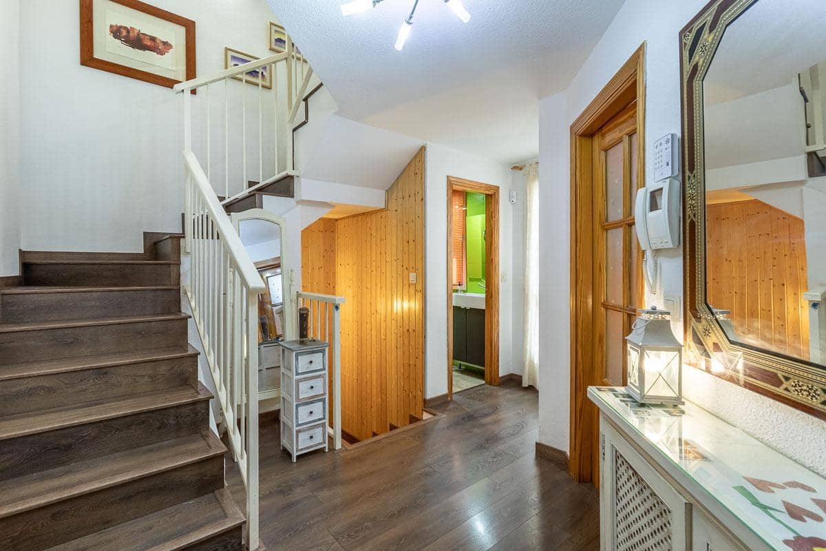 5 makuuhuone Rivitalo myytävänä paikassa Ogijares mukana 
autotalli - 339 000 € (Ref: 9679837)