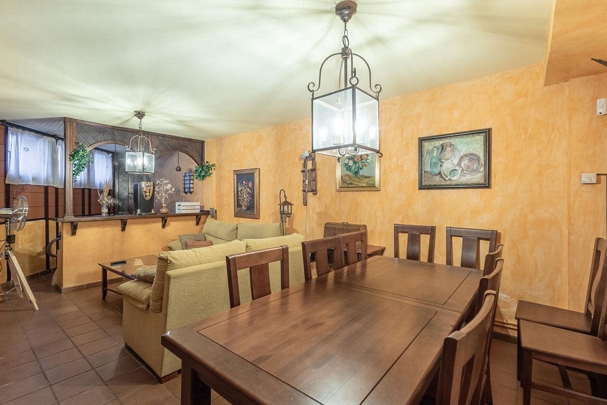 5 makuuhuone Rivitalo myytävänä paikassa Ogijares mukana 
autotalli - 339 000 € (Ref: 9679837)