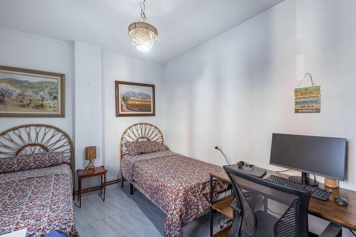 4 soveværelse Lejlighed til salg i Granada by med garage - € 269.000 (Ref: 9683507)