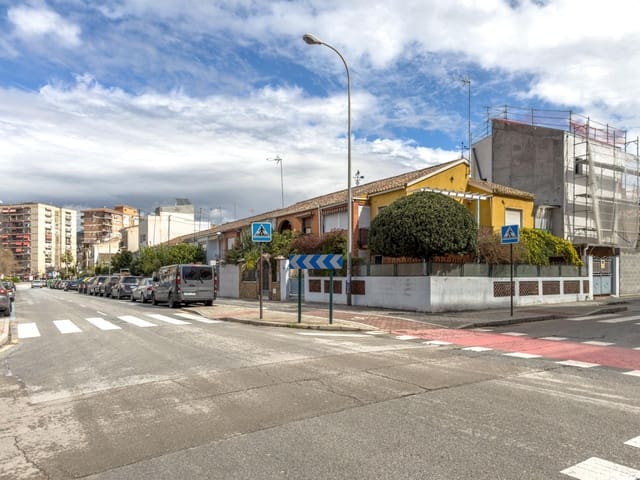 6 quarto Moradia Geminada para venda em Zaidin, Granada cidade com garagem - 595 000 € (Ref: 9684118)