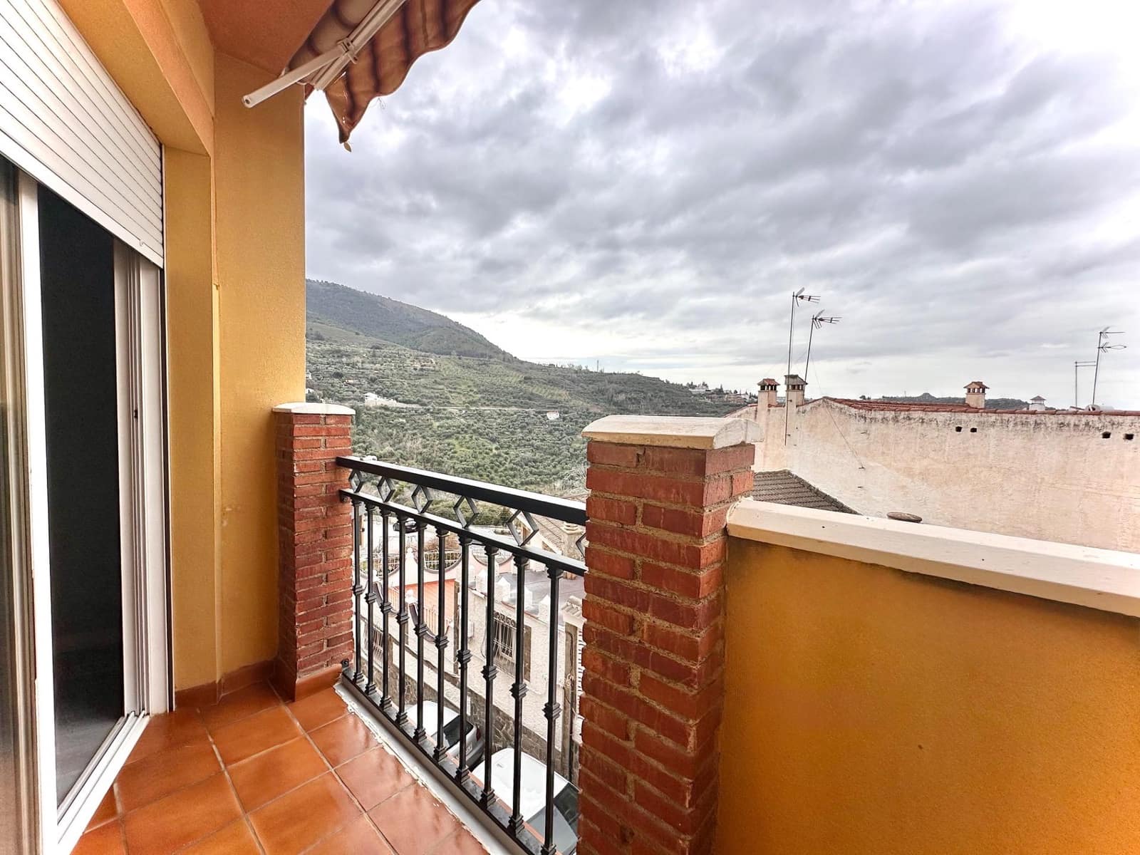 3 bedroom Flat for sale in Cogollos Vega with garage - € 120,000 (Ref: 9711946)