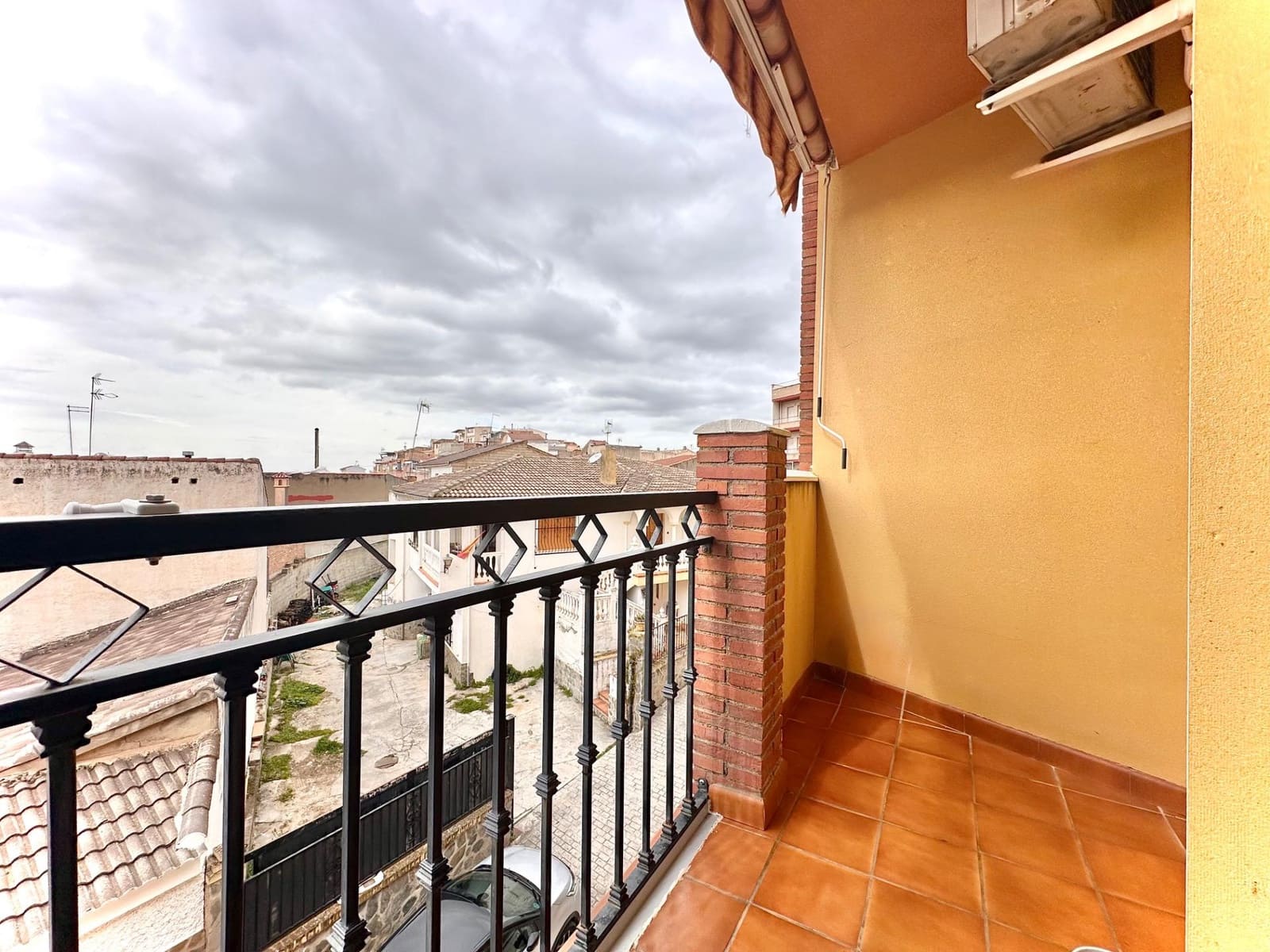 3 bedroom Flat for sale in Cogollos Vega with garage - € 120,000 (Ref: 9711946)