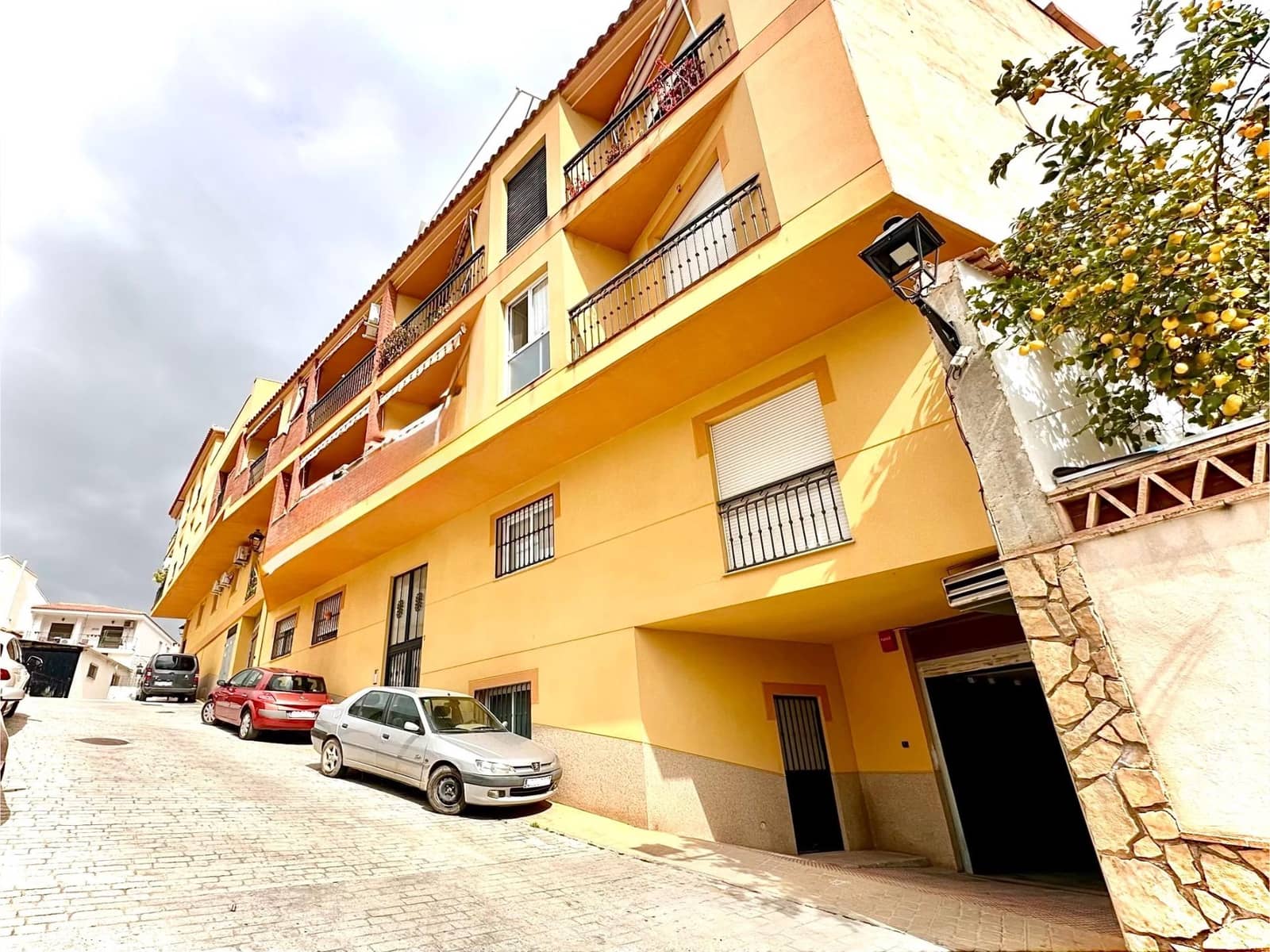 3 bedroom Flat for sale in Cogollos Vega with garage - € 120,000 (Ref: 9711946)