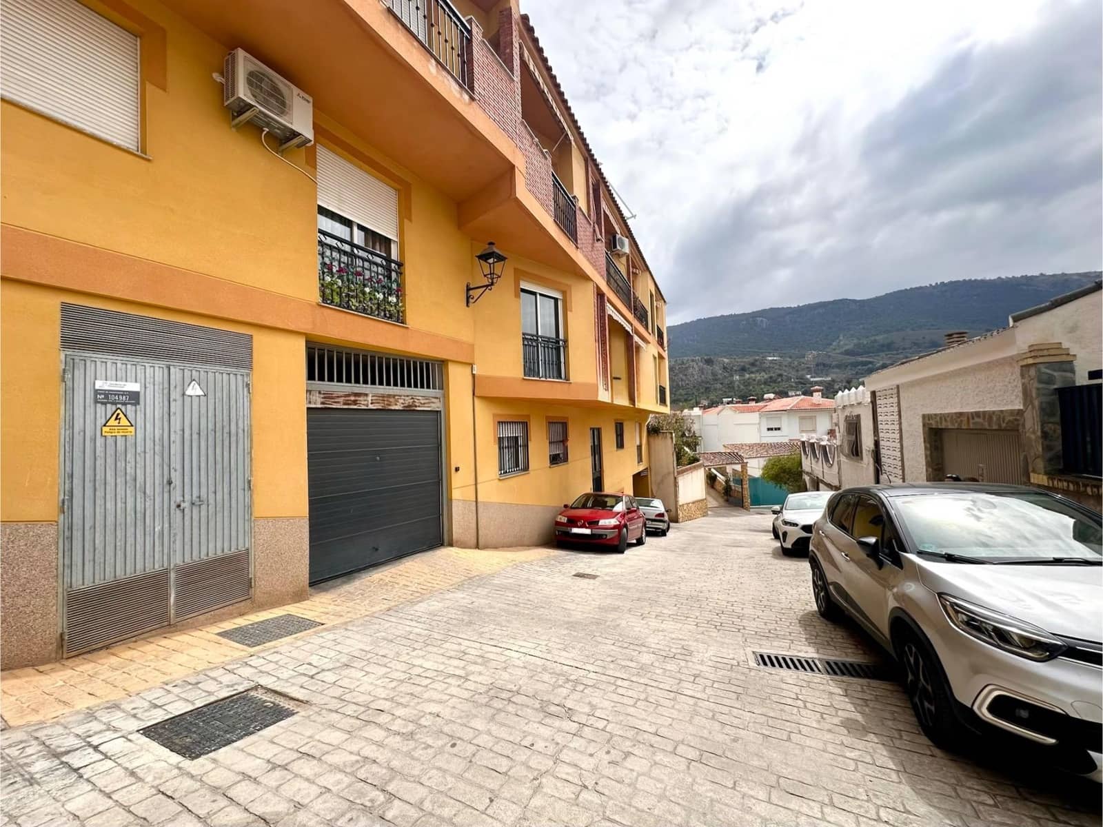 3 bedroom Flat for sale in Cogollos Vega with garage - € 120,000 (Ref: 9711946)