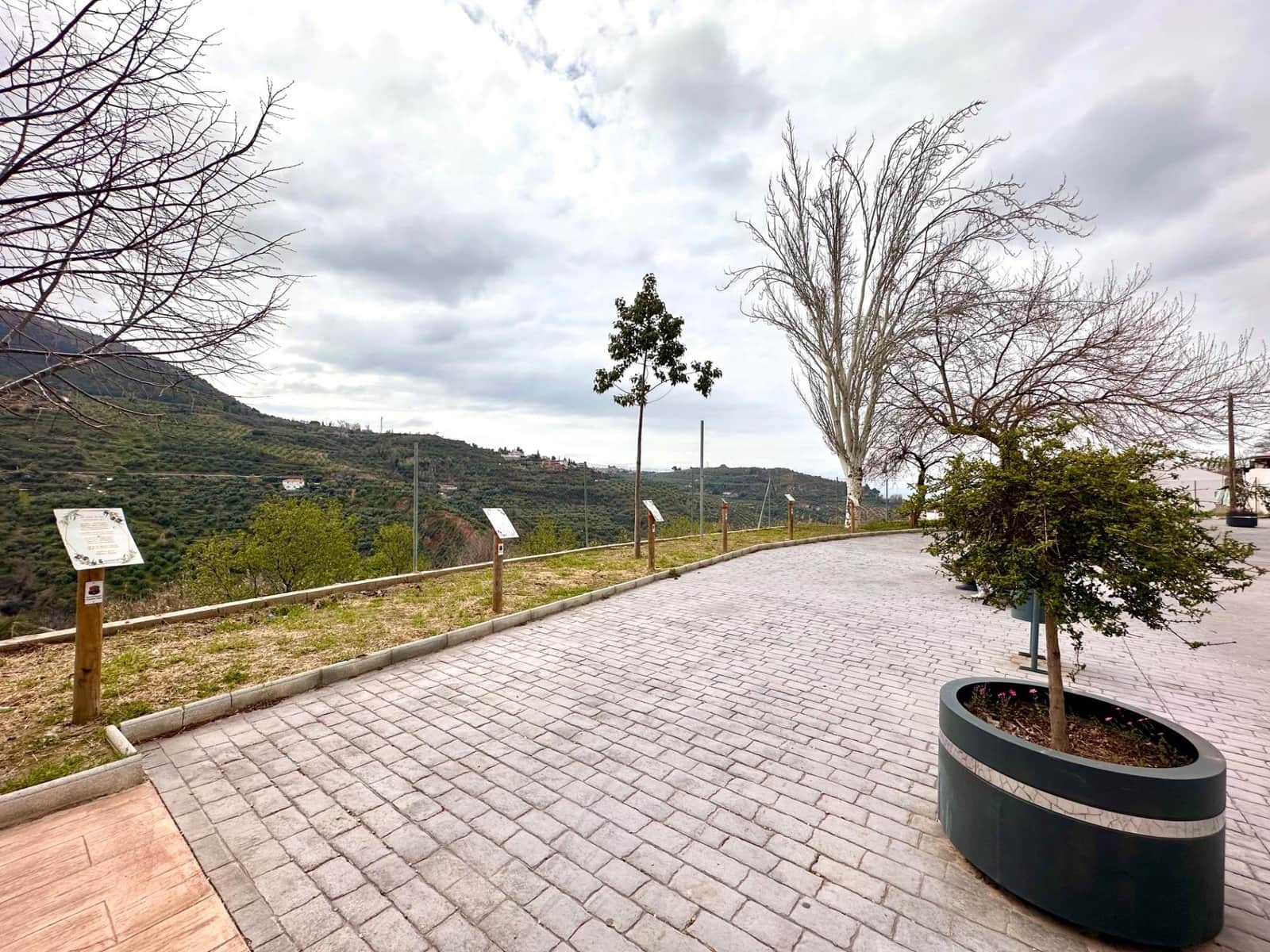 3 bedroom Flat for sale in Cogollos Vega with garage - € 120,000 (Ref: 9711946)