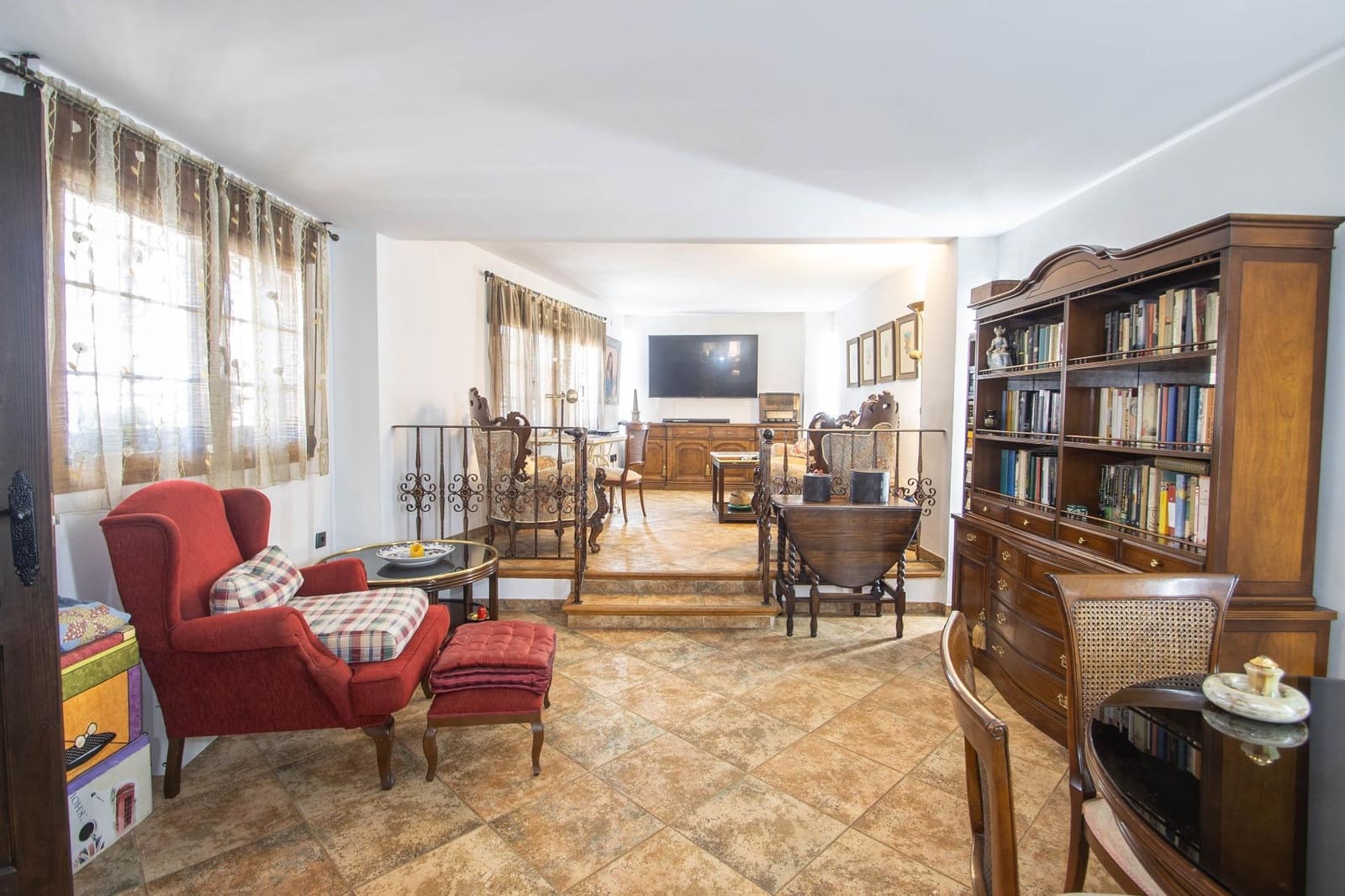 5 bedroom Villa for sale in Peligros with garage - € 498,000 (Ref: 9711948)