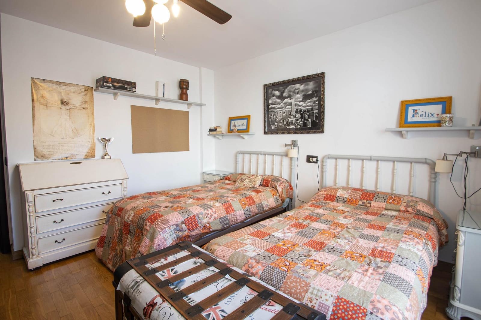 5 bedroom Villa for sale in Peligros with garage - € 498,000 (Ref: 9711948)