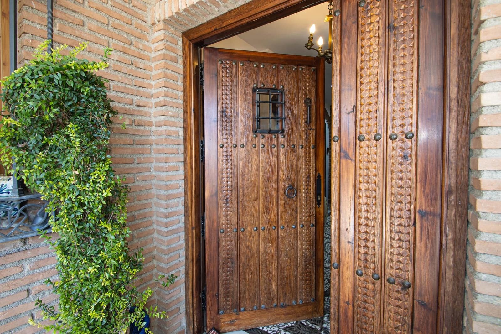 5 bedroom Villa for sale in Peligros with garage - € 498,000 (Ref: 9711948)