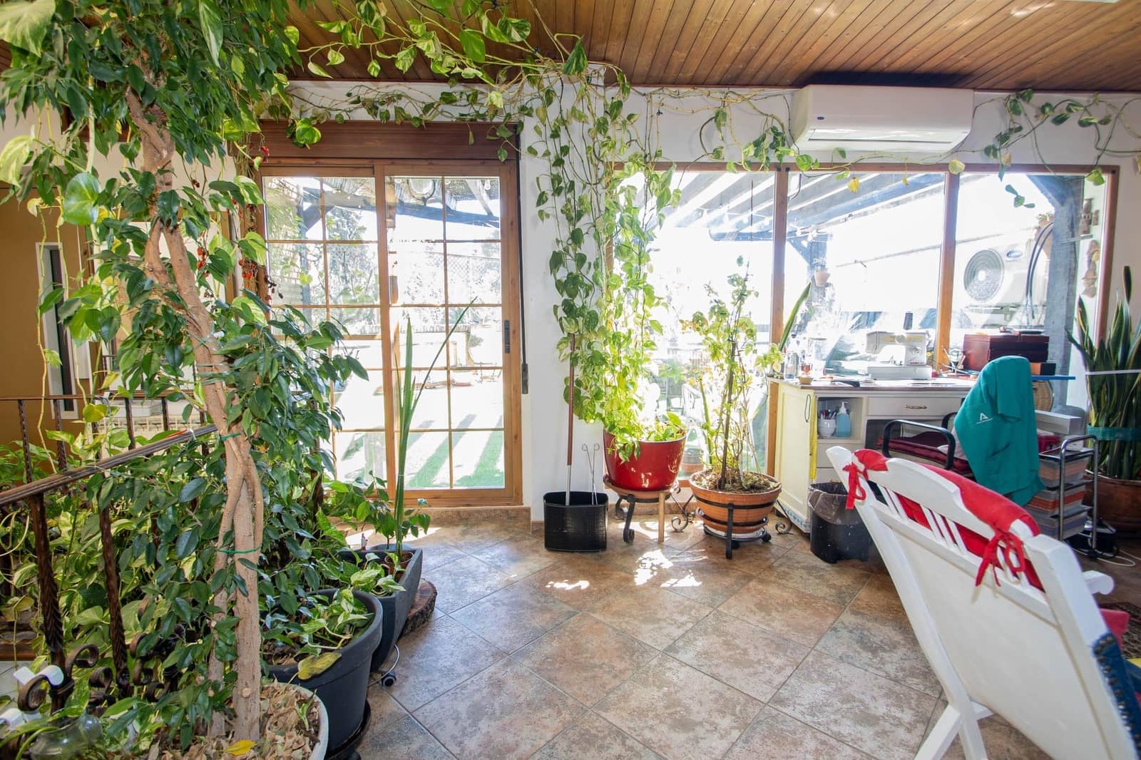 5 bedroom Villa for sale in Peligros with garage - € 498,000 (Ref: 9711948)