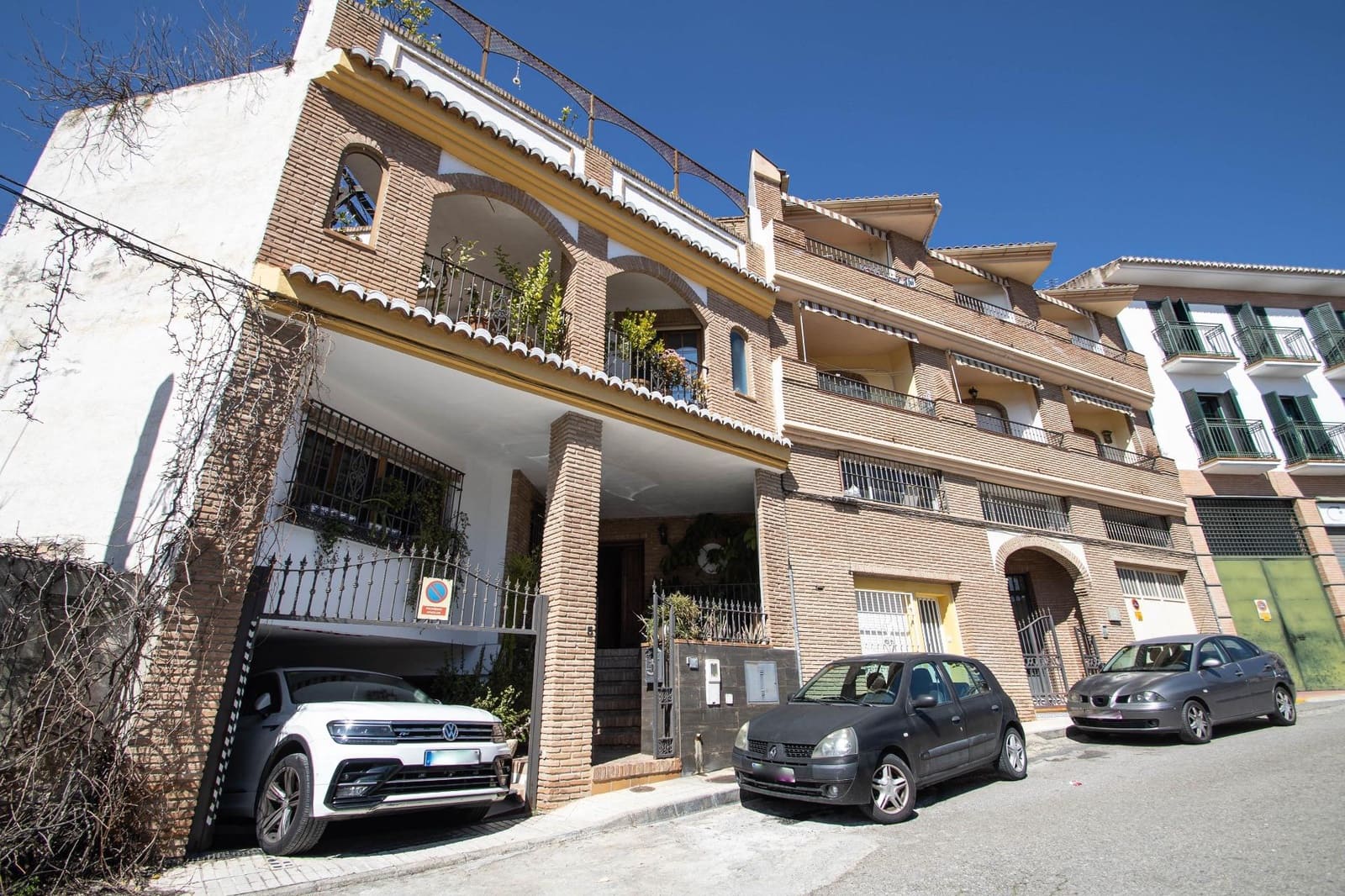 5 bedroom Villa for sale in Peligros with garage - € 498,000 (Ref: 9711948)