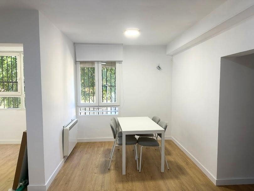 4 soveværelse Lejlighed til leje i Granada by - € 250 (Ref: 9714913)