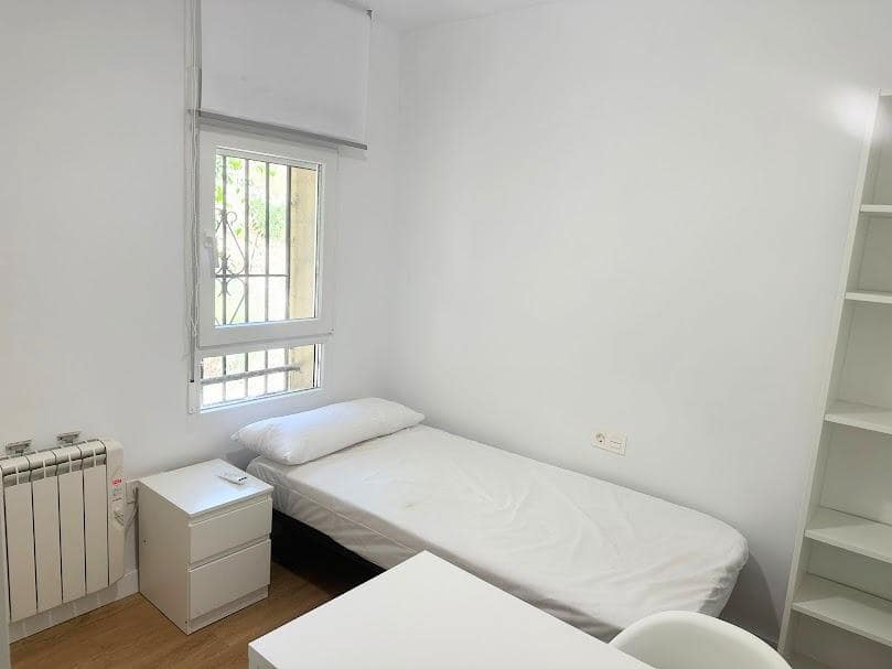 4 soveværelse Lejlighed til leje i Granada by - € 250 (Ref: 9714913)