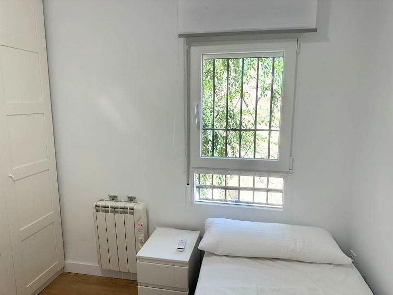 4 soveværelse Lejlighed til leje i Granada by - € 250 (Ref: 9714913)