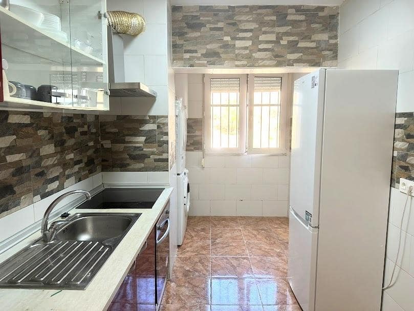 4 soveværelse Lejlighed til leje i Granada by - € 250 (Ref: 9714913)