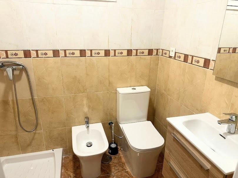 4 soveværelse Lejlighed til leje i Granada by - € 250 (Ref: 9714913)