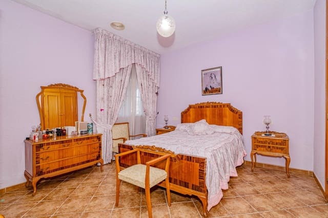 4 soverom Villa til salgs i Peligros med svømmebasseng - € 395 000 (Ref: 9732080)