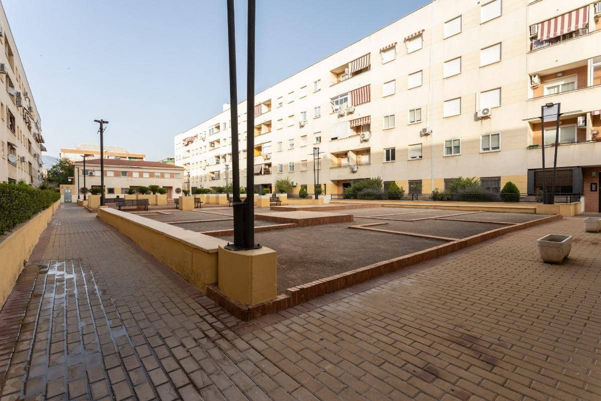 3 bedroom Flat for sale in Granada city with garage - € 70,000 (Ref: 9735570)