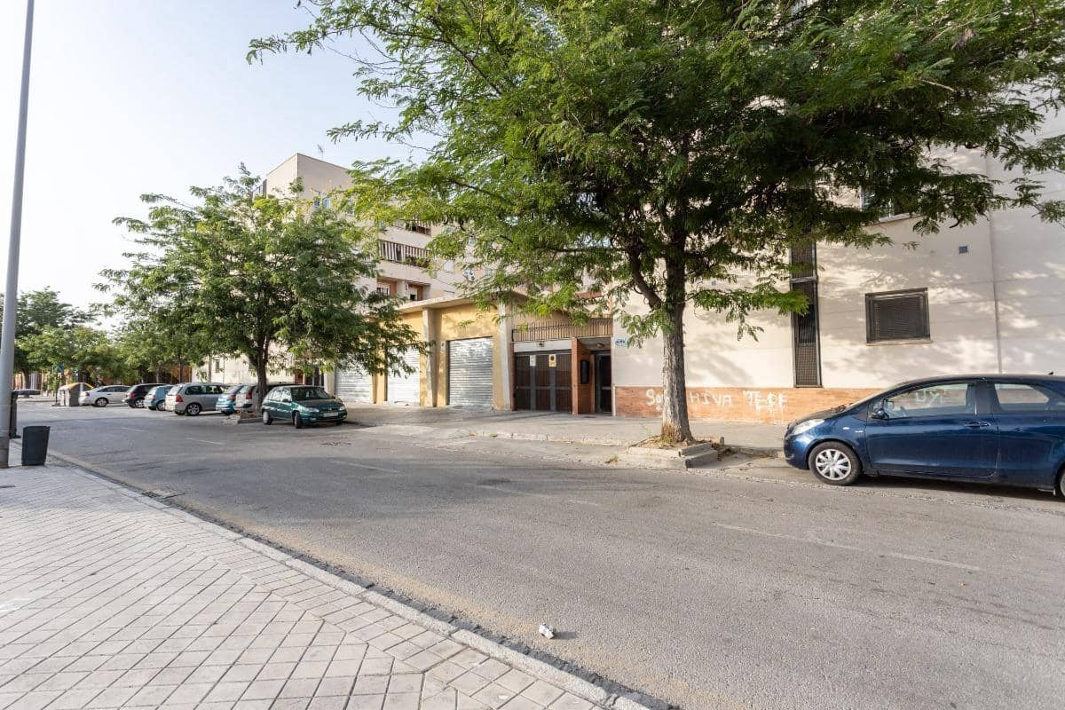 3 bedroom Flat for sale in Granada city with garage - € 70,000 (Ref: 9735570)