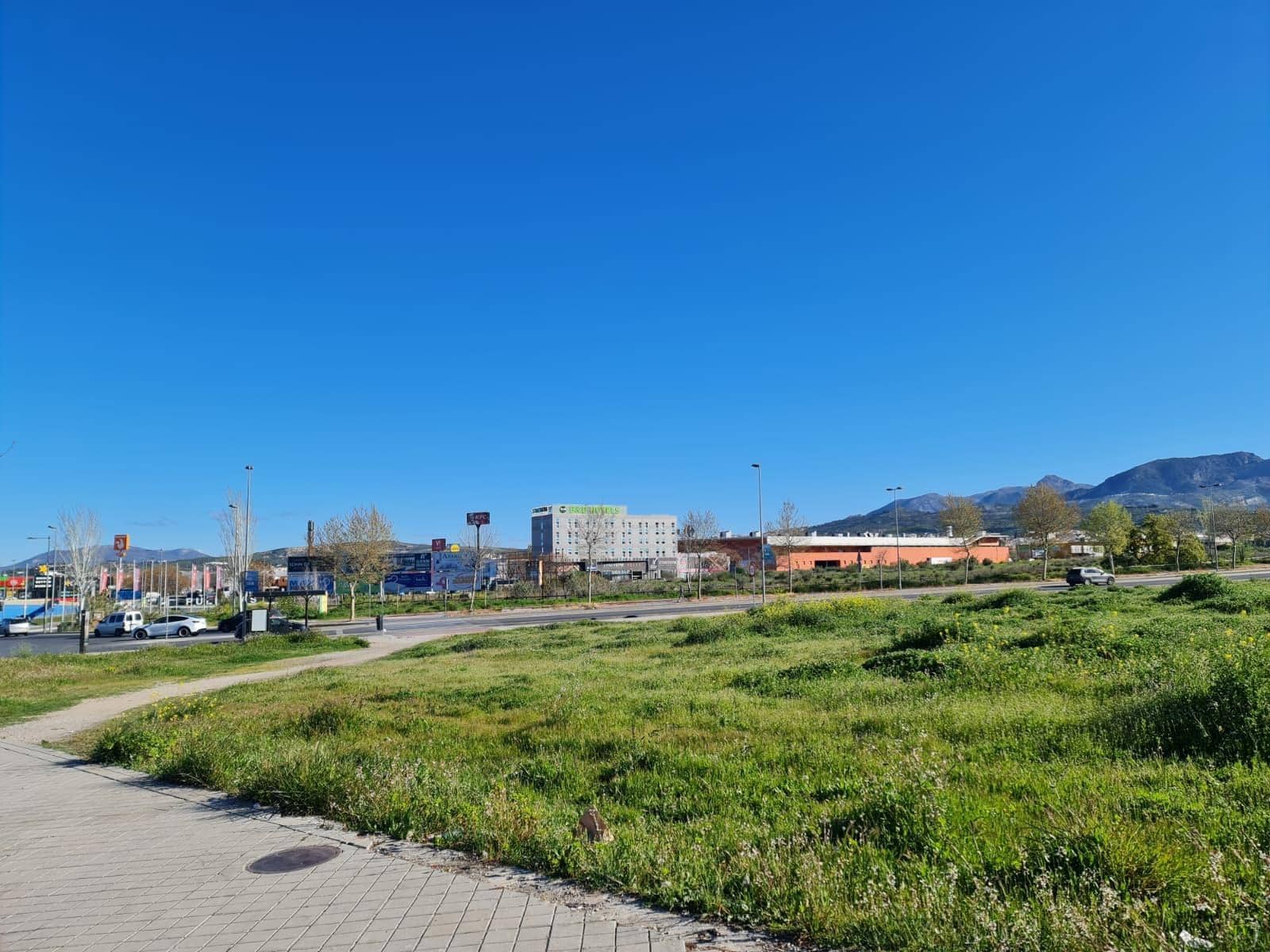 3 bedroom Flat for sale in Granada city with garage - € 70,000 (Ref: 9735570)