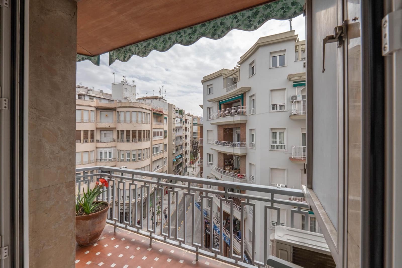 5 slaapkamer Flat te koop in Granada stad - € 670.000 (Ref: 9755637)