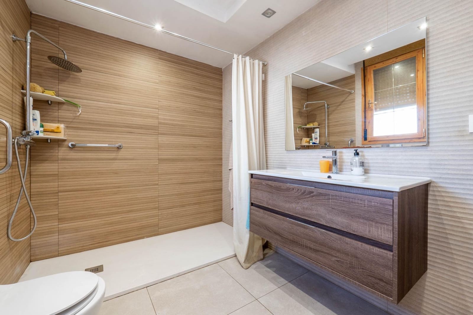 6 slaapkamer Villa te koop in Otura met zwembad garage - € 399.000 (Ref: 9761963)