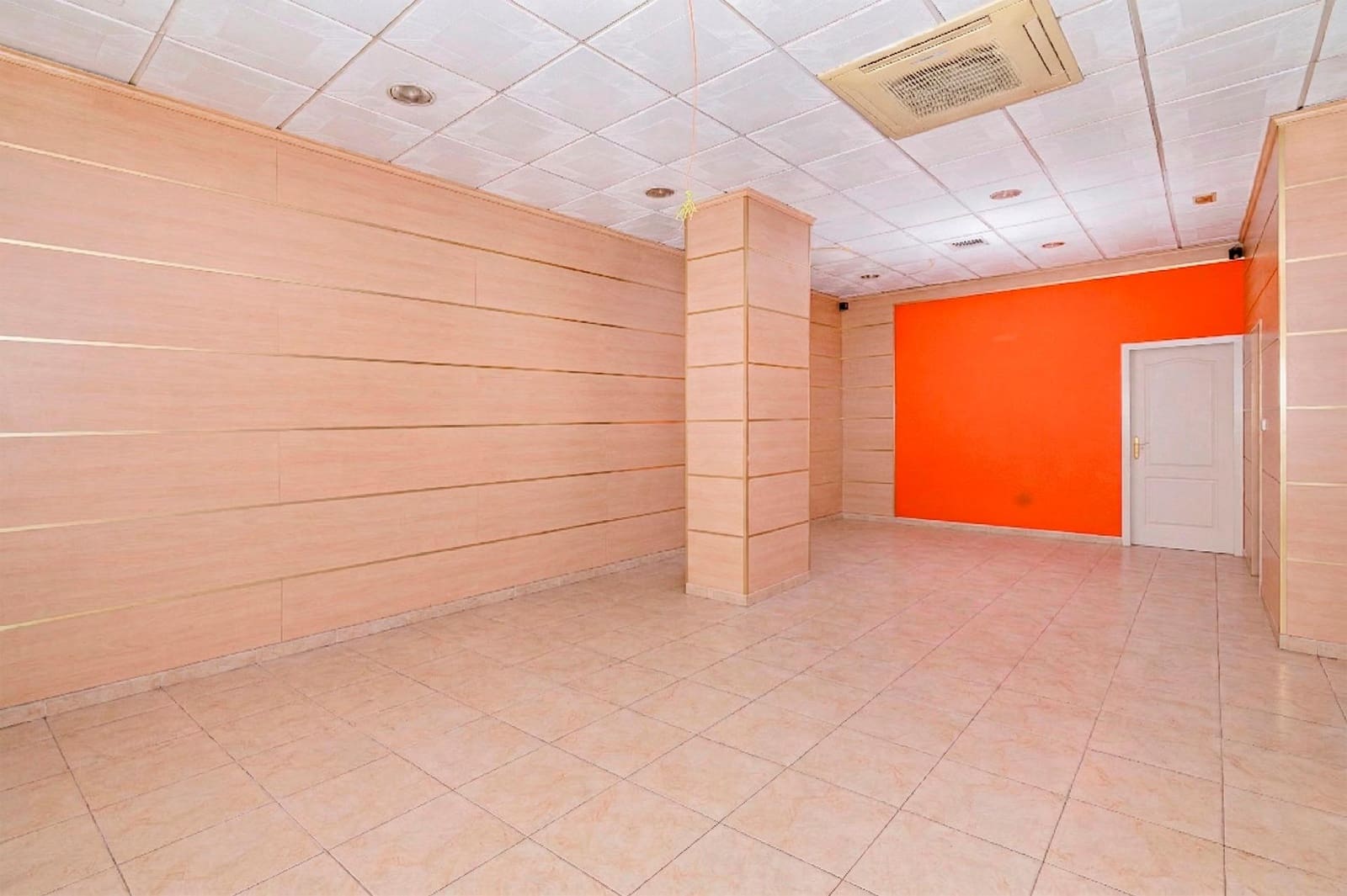 Commercieel te koop in Granada stad - € 180.000 (Ref: 9773028)