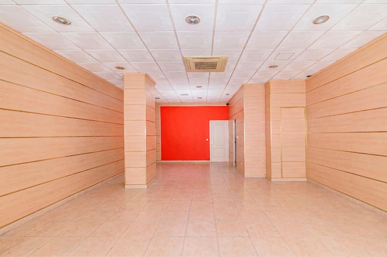 Commercieel te koop in Granada stad - € 180.000 (Ref: 9773028)