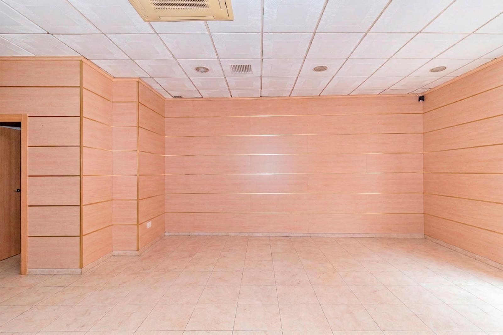 Commercieel te koop in Granada stad - € 180.000 (Ref: 9773028)