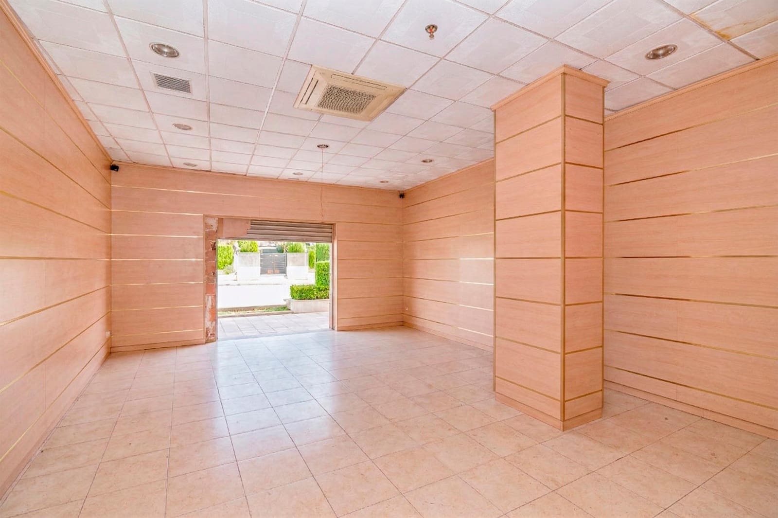 Commercieel te koop in Granada stad - € 180.000 (Ref: 9773028)