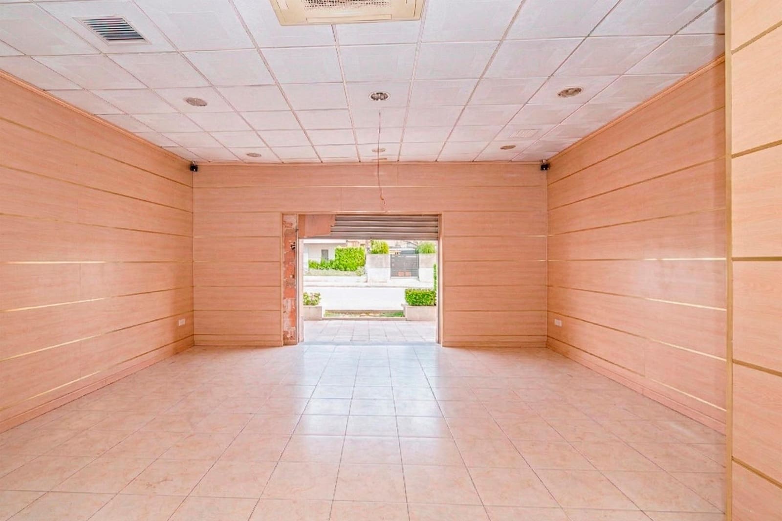 Commercieel te koop in Granada stad - € 180.000 (Ref: 9773028)