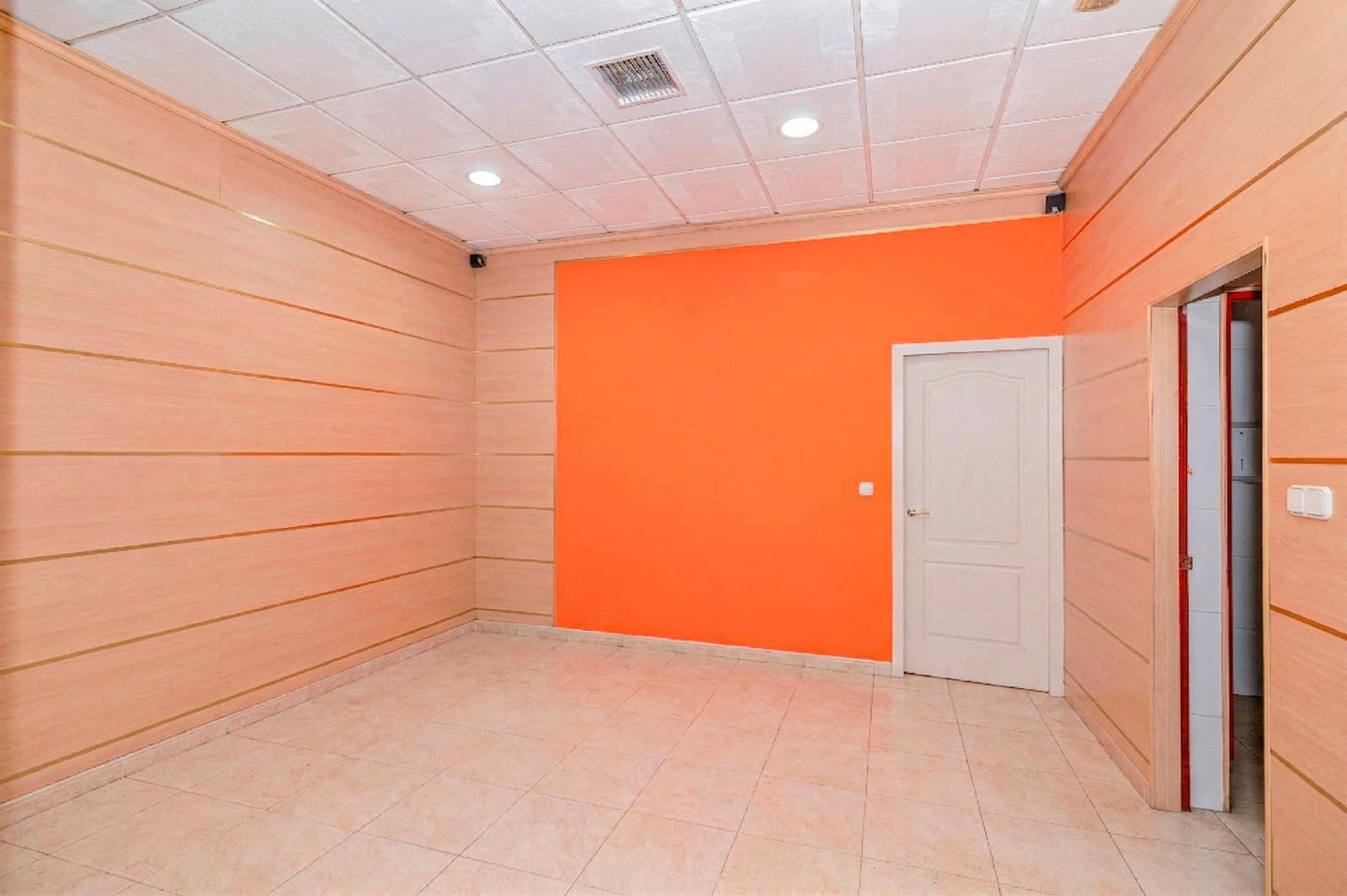 Commercieel te koop in Granada stad - € 180.000 (Ref: 9773028)