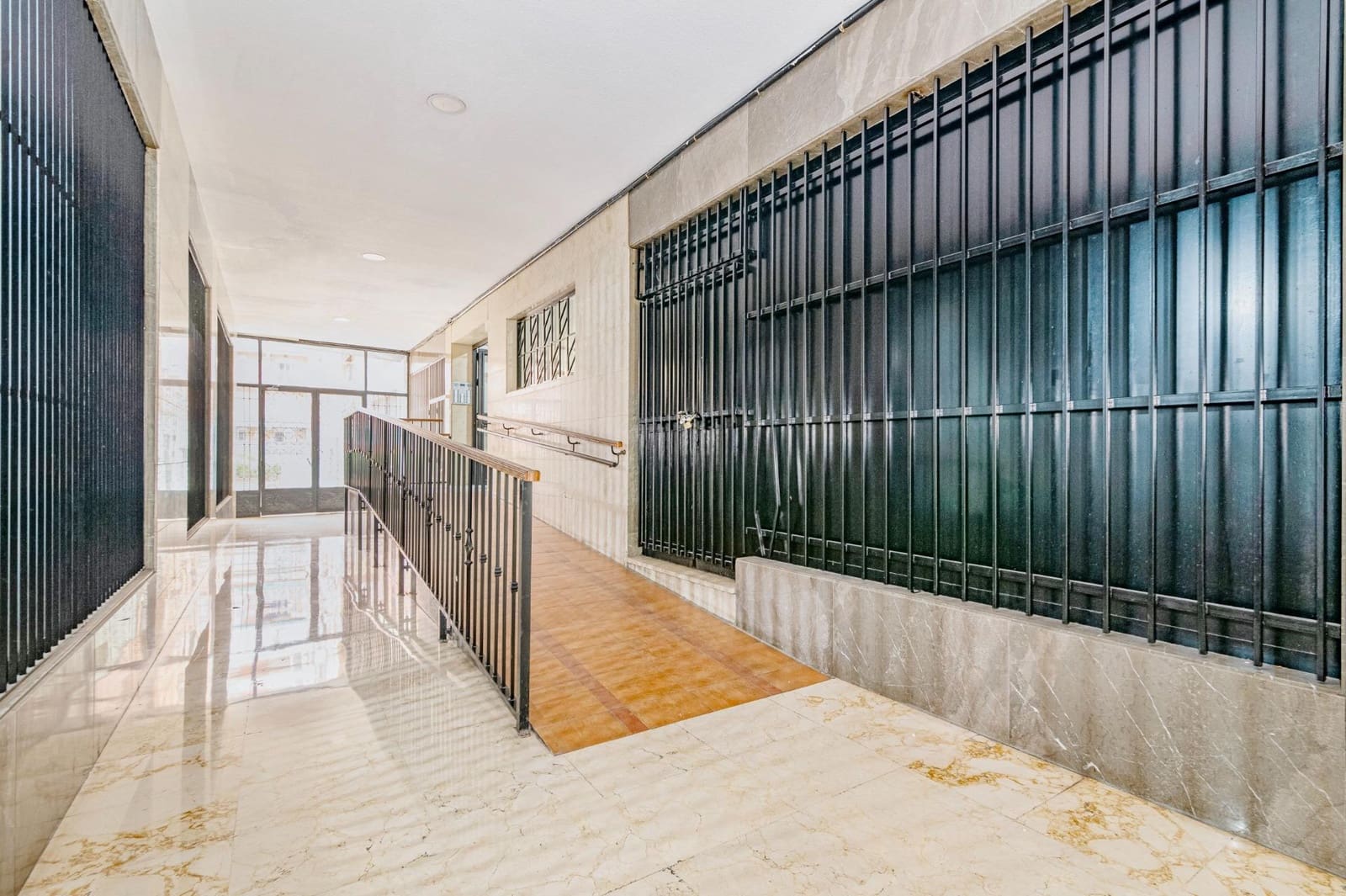 Commercieel te koop in Granada stad - € 180.000 (Ref: 9773028)