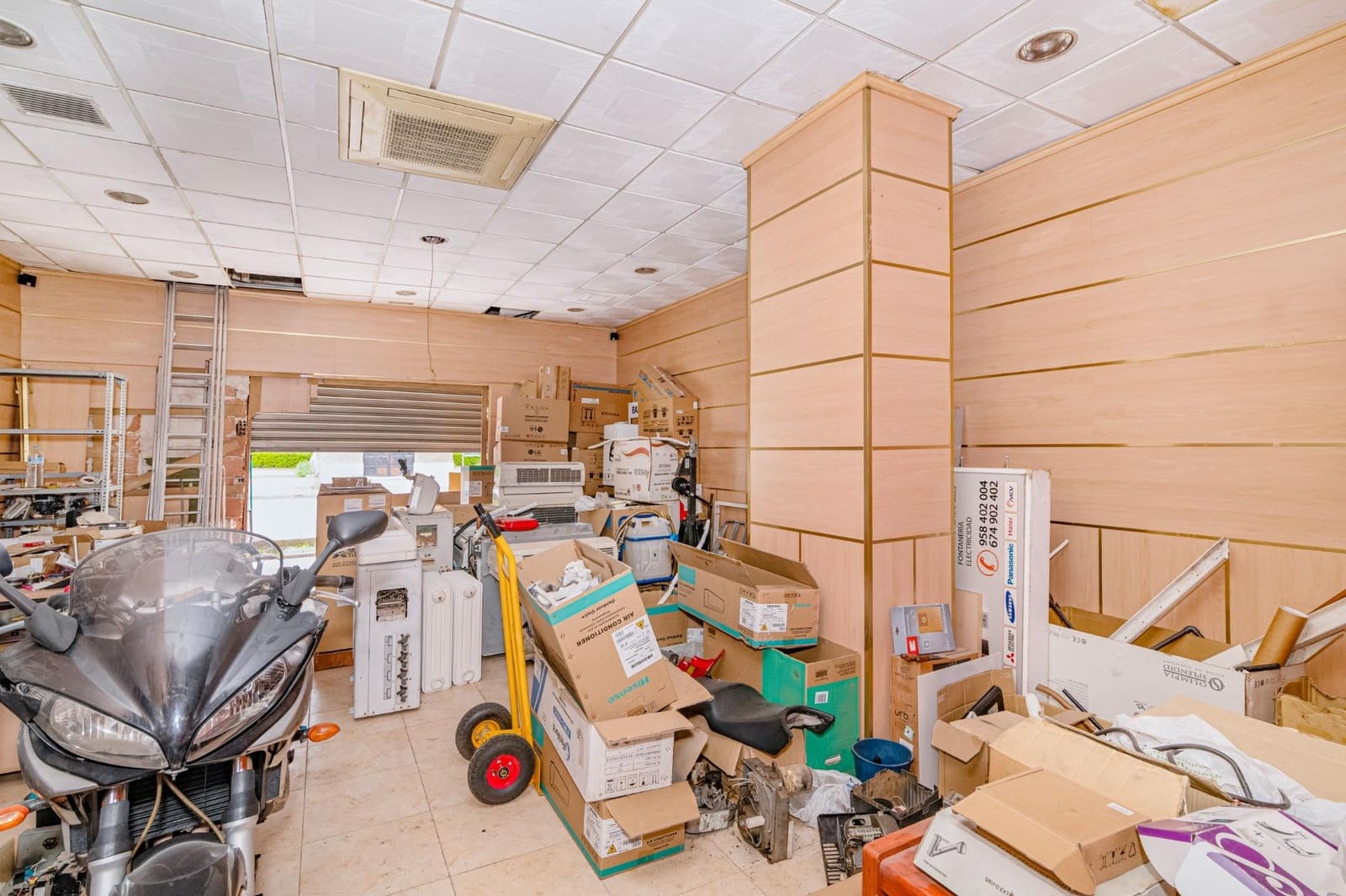 Commercieel te koop in Granada stad - € 180.000 (Ref: 9773028)