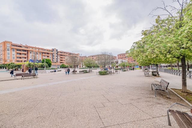Commercieel te koop in Granada stad - € 180.000 (Ref: 9773028)