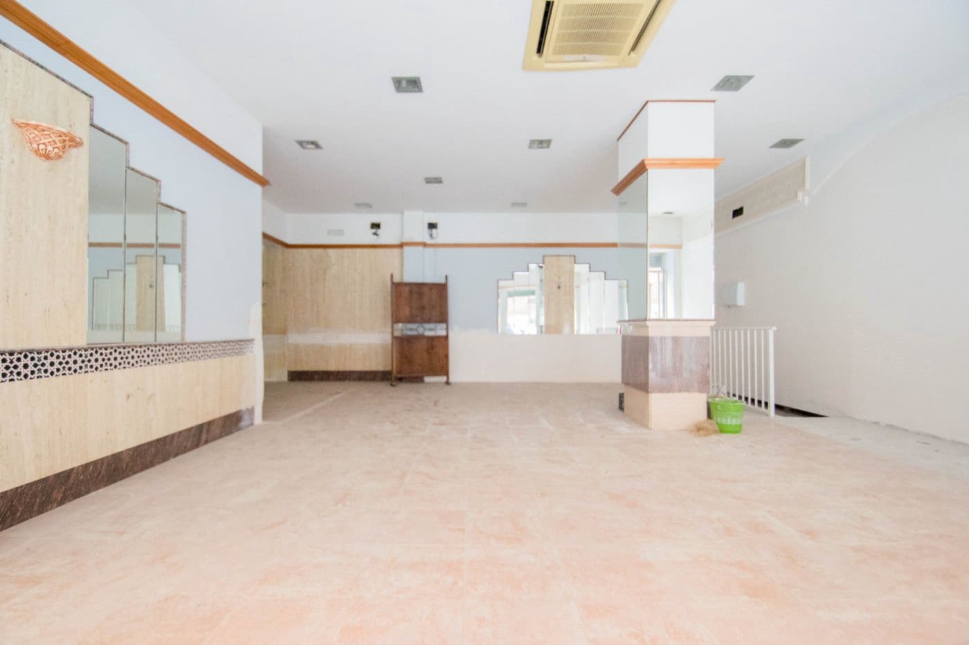 Commercial for sale in Granada city - € 235,000 (Ref: 9773030)