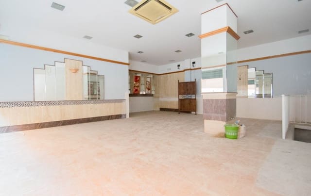 Commercieel te koop in Granada stad - € 235.000 (Ref: 9773030)