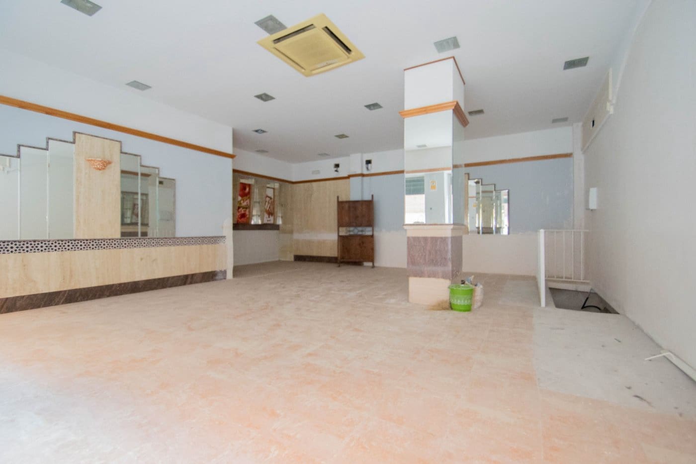 Commercial for sale in Granada city - € 235,000 (Ref: 9773030)