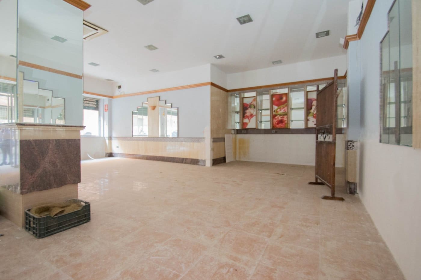 Commercial for sale in Granada city - € 235,000 (Ref: 9773030)