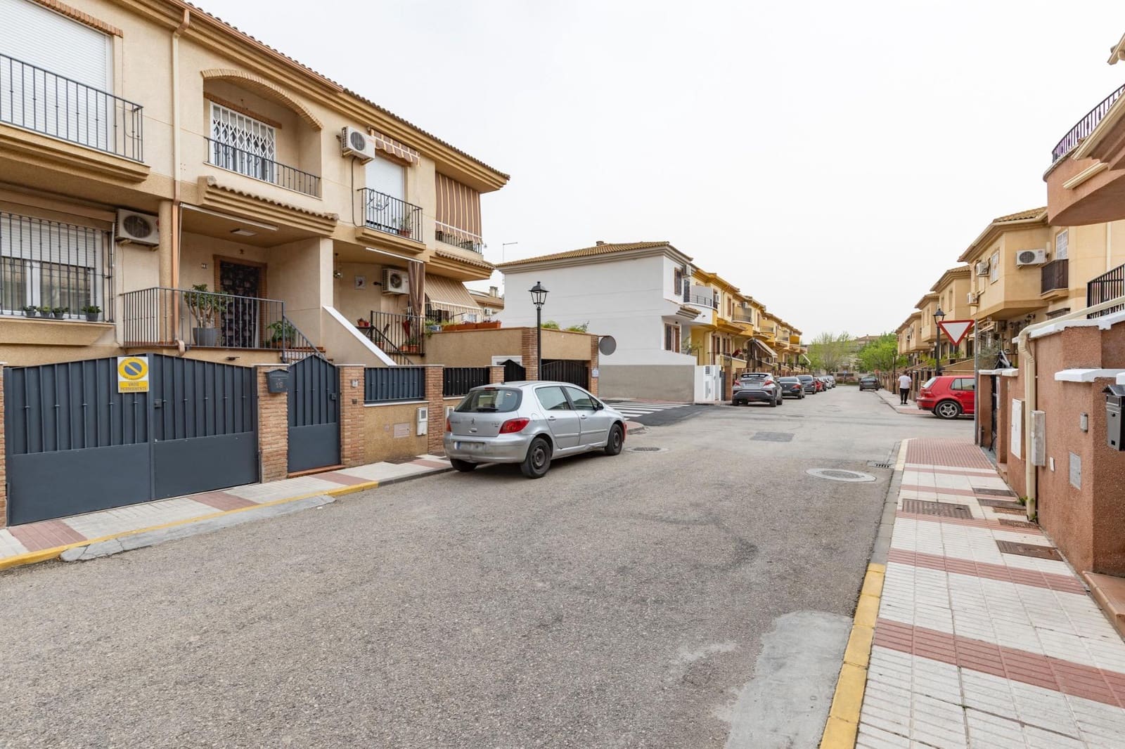 4 bedroom Semi-detached Villa for sale in Atarfe with garage - € 299,000 (Ref: 9780532)