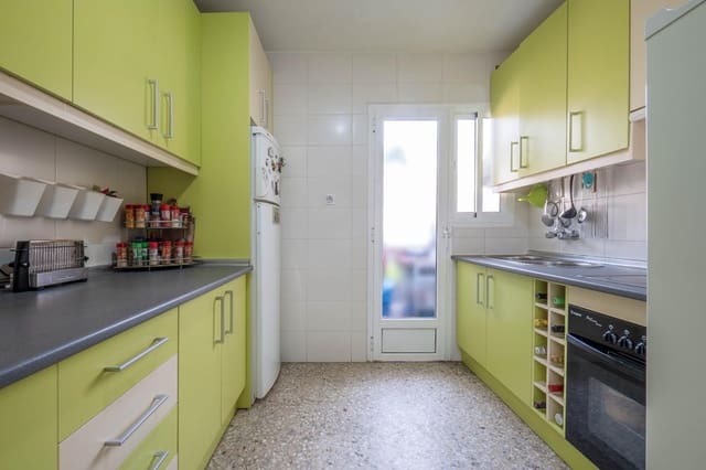 3 soverom Leilighet til salgs i Poligono Cartuja - La Paz, Granada by med garasje - € 139 500 (Ref: 9797070)