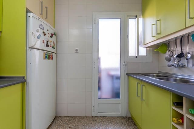 3 soverom Leilighet til salgs i Poligono Cartuja - La Paz, Granada by med garasje - € 139 500 (Ref: 9797070)