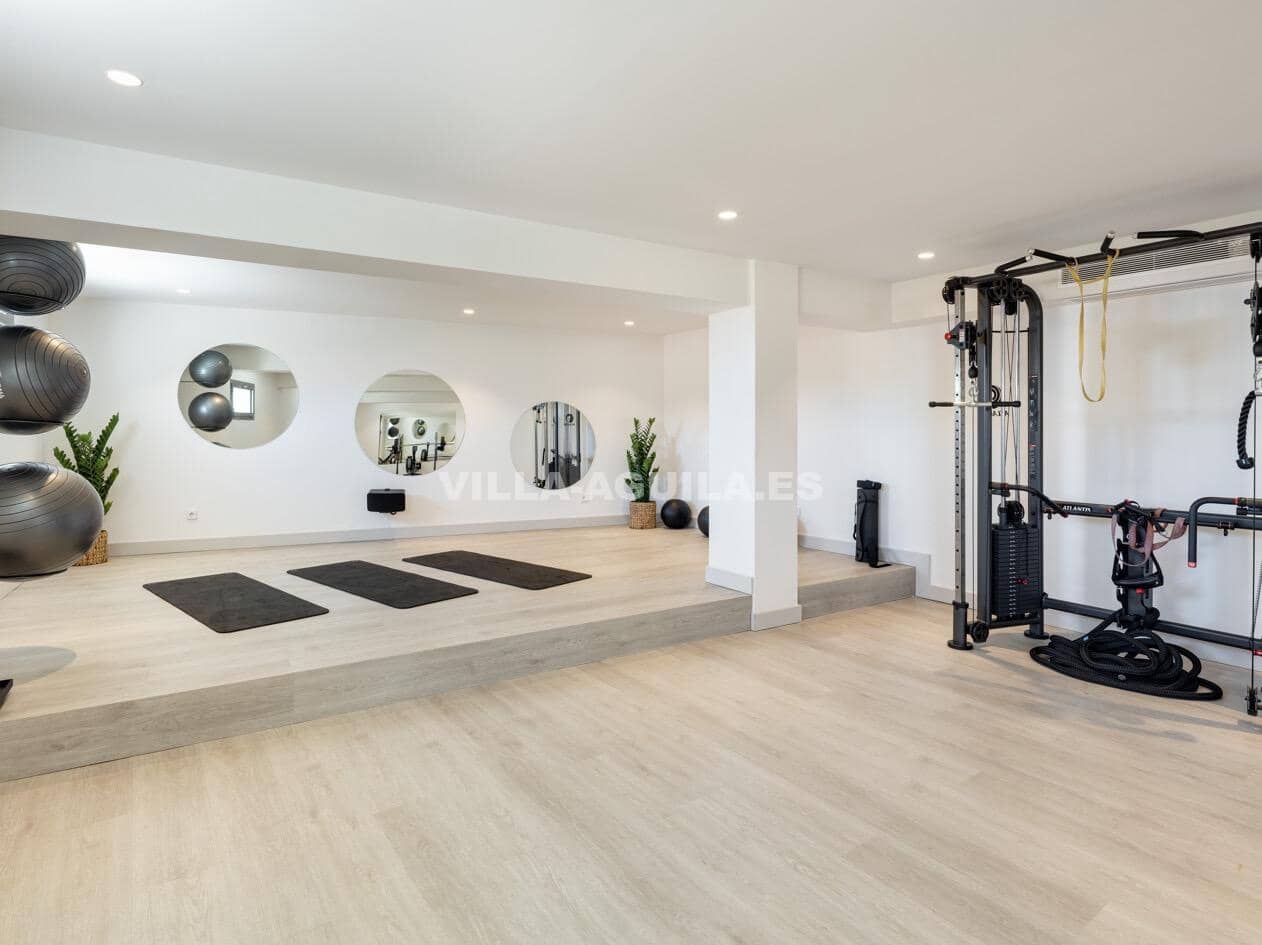 7 soverom Villa til salgs i La Quinta med svømmebasseng garasje - € 10 800 000 (Ref: 10030702)