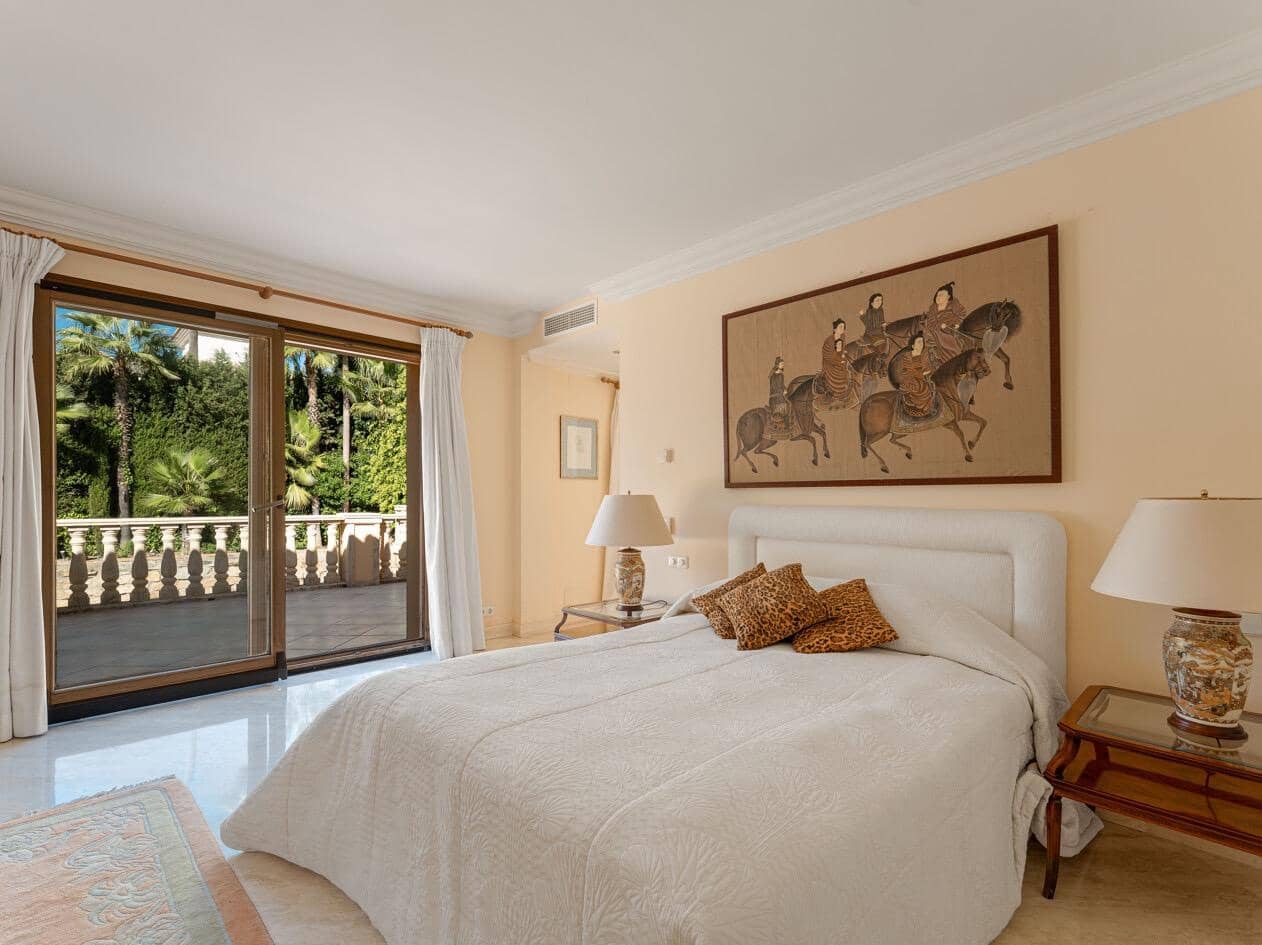 5 bedroom Villa for sale in Marbella with pool garage - € 3,495,000 (Ref: 10033679)