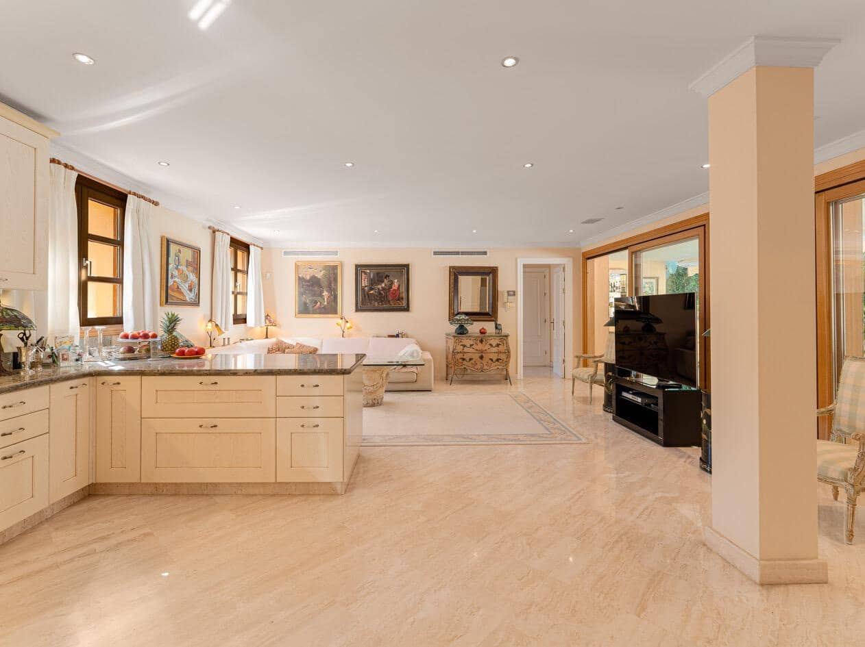 5 bedroom Villa for sale in Marbella with pool garage - € 3,495,000 (Ref: 10033679)